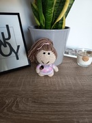 Szydełkowy brelok zawieszka podobizna dziewczyny co lubi kawkę 