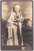 JEROZOLIMA~ ATELIER CH. RAAD~ Kobieta w stroju orientalnym~ Foto gabinetowe