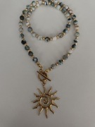 Naszyjnik handmade z agatu drzewnego z zawieszką Słońce zapięcie toggle 