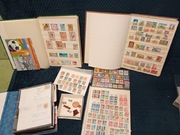 Albumy ze starymi znaczkami pocztowymi kopertami i przypinki medale 