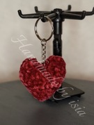 Ręcznie robiony na szydełku brelok w kształcie serca 