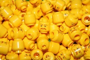 Lego 25 żółtych główek z wąsami dla minifigurek,oryginalne stan idealny.