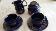 Zestaw porcelit 6 filiżanek podstawki cukiernica i mlecznik i duży dzbanek