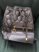 Czarny plecak ze złotymi dodatkami 