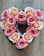 Kompozycja pastelowych kwiatów na planie serca