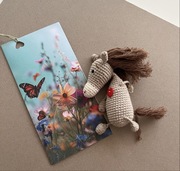 Konik zrobiony na szydełku breloczek