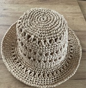 Kapelusz z rafii na szydełku