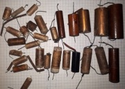 Zestaw około 25 kondensatorów papierowych (starego typu)