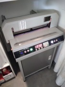 Gilotyna elektryczna do papieru 450Vs+ z automatycznym przesuwem