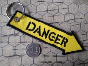 Brelok zawieszka do kluczy z motywem lotniczym Danger