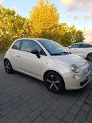 Fiat 500 w perłowym kolorze 