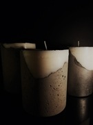 Dekoracyjna świeca w betonowej oprawie