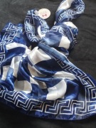 Luksusowa apaszka chusta szal z greckim motywem satyna z jedwabiem