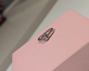 Pierścionek Pandora z różowym serduszkiem 50r. 