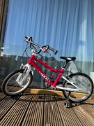 Woom 3, 2025, Stan idealny, gwarancja, kolor malinowy, stopka