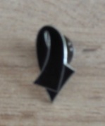 Przypinka broszka wstążka żałobna