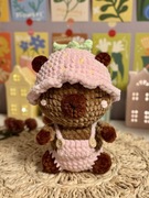 Maskotka kapibara truskawkowa, ręcznie robiona na szydełku