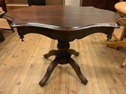 Mały stylowy ciemny stół