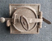 Drzwiczki metalowe do pieca kaflowego.