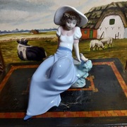 NAO Lladro Hiszpania porcelanowa figurka dziewczyny z ptaszkiem