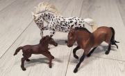 Figurki koni - Koń w centki, koń brązowy, źrebak, 3 figurki
