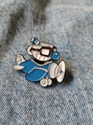 Pin przypinka z motywem gry cuphead Mugman samolot
