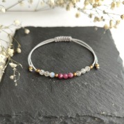 Bransoletka z rubinem i kamieniem księżycowym- siła kobiecej energii 