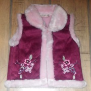 Boski bezrękawnik z futerkiem w słodkich kolorach