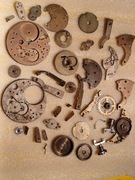 Części starego zegarka kieszonkowego