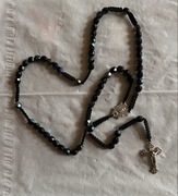 Różaniec czarny z połyskującymi koralikami i metalowym krzyżykiem