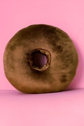 Poduszka do piercingu donut do przekłuwania uszu i spania Czekolada 35 cm