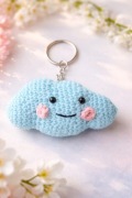 Urocza szydełkowa chmurka – brelok na sprzedaż!