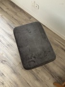 Puf z aksamitu marki Westwing