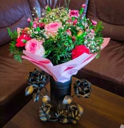 RĘCZNIE ROBIONY WAZON METALOWY Z RÓŻAMI W STYLU LOFT DLA KOBIETY 