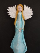 Anioł aniołek z gliny – ręcznie wykonana figurka ścienna 32 cm 
