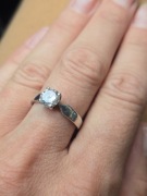 Stary, srebrny pierscionek z bezbarwnym oczkiem