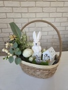 Dekoracyjny koszyczek wielkanocny z zajączkiem, jajkami i kwiatami