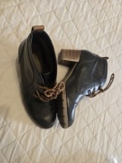 Stylowe wiązane botki na stabilnym słupku.Rozmiar 37