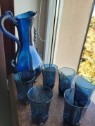 Szklany niebieski dzbanek szkło kobaltowe kryształowe z 6 kieliszkami PRL? 