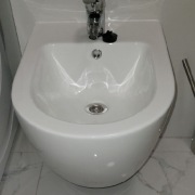 Bidet że stelażem w komplecie 