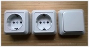 2 gniazdka elektryczne natynkowe i 1 przełacznik