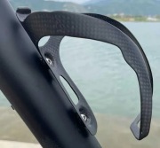 Koszyk na bidon full carbbon. Elita One. PL