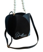 Musthave Global markowa czarna elegancka torebka kuferek rączka perełki pas