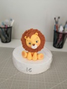 Figurka na tort Lew figurka małego lwiątka cukrową