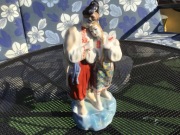 Figurka porcelanowa zakochanych w stroju ludowym