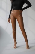 Legginsy z eko skóry, ozdobne guziki i drapowanie, camel S/M