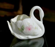 Prześliczny ŁABĘDŹ - FIGURKA pojemnik z pięknej, cieniutkiej porcelany.