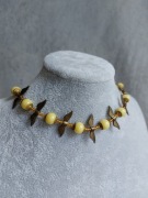 Choker, krótki naszyjnik z jadeitu i mosiężnych skrzydełek