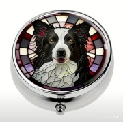 Metalowe pudełko pudełeczko na leki, witaminy. Piesek w witrażu 