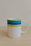 Stary kubek ceramiczny ,,Sinki" biały z pasem niebieskim/zielonym/, 320 ml.